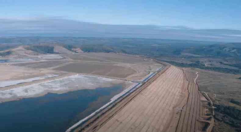 barragem Santo Antnio tem capacidade para 483 milhes de m de rejeitos. J a barragem Eustquio est habilitada para receber at 750 milhes de m de resduos