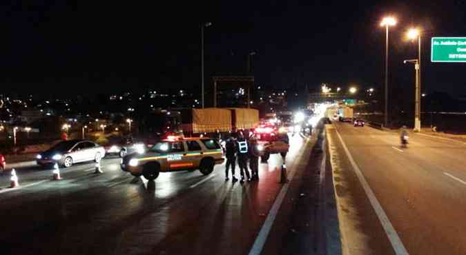 Fechamento da via deixou o trnsito complicado na regio(foto: Marcos Vieira/EM/DA Press)