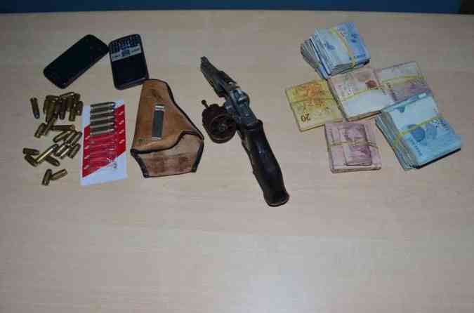 Policiais encontraram armas e munio(foto: Polcia Militar (PM) / Divulgao)
