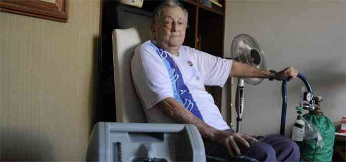 Onaldo Carvalho, de 92 anos, que utiliza aparelho de oxignio e ficou 24 horas sem eletricidade(foto: Beto Magalhaes/EM/D.A Press)