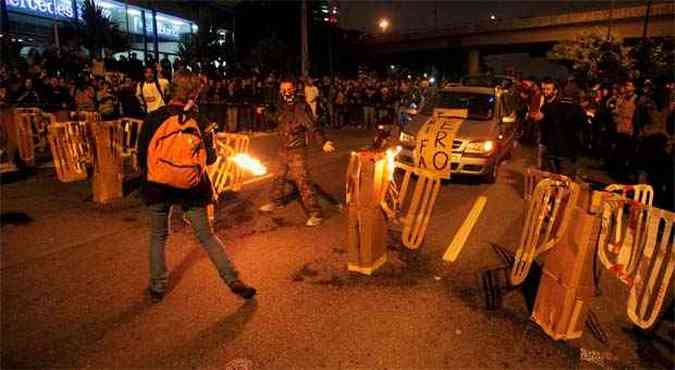 Polcia militar de So Paulo vai comear a agir com mais rigor contra os protestos(foto: REUTERS/Stringer/Chico Ferreira)