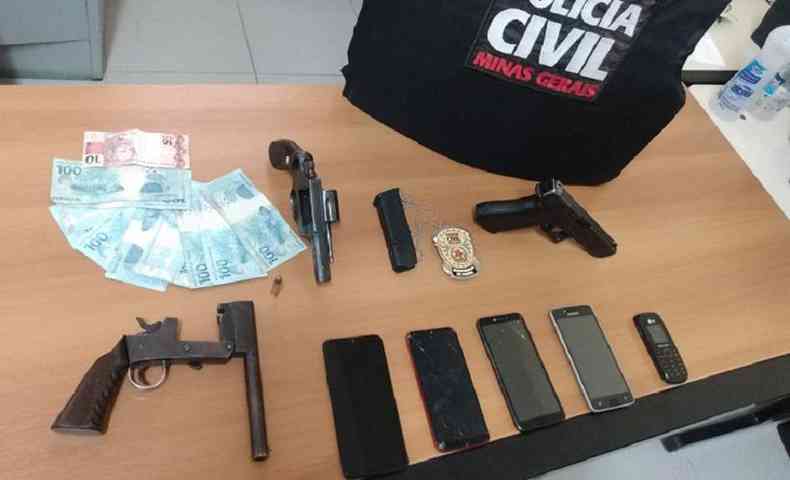 Armamentos e celulares apreendidos com os dois suspeitos em Joo Pinheiro