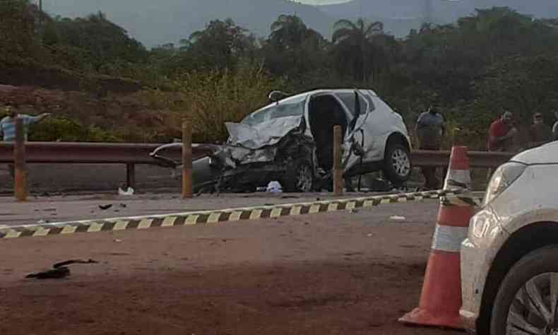 Ford Ka que se envolveu em acidente em Congonhas ficou destrudo(foto: Mrcia Helena da Costa Corra/Arquivo pessoal)