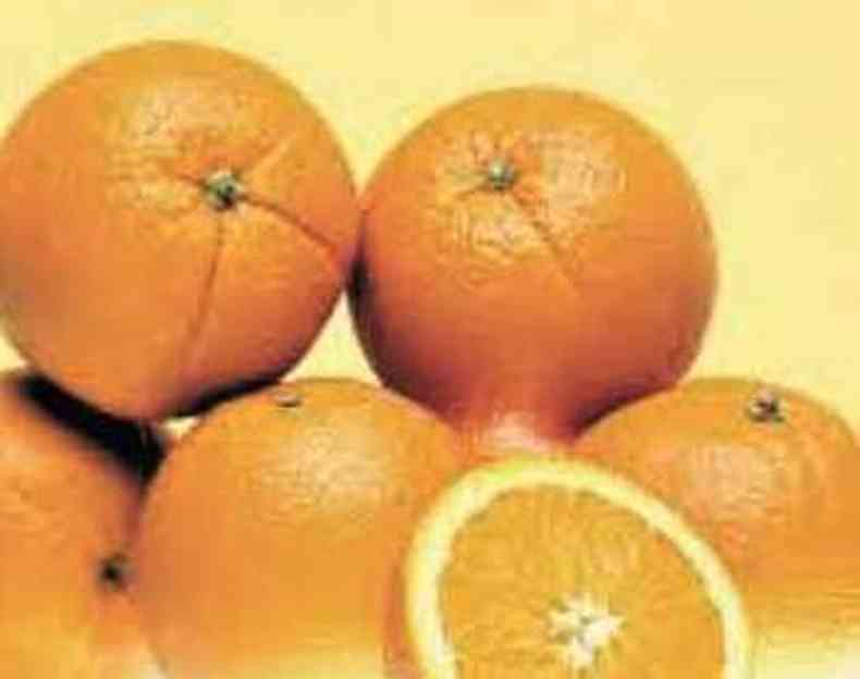 Estudo conclui que comer duas laranjas por dia aumenta em 63% risco de cncer tipo melanoma