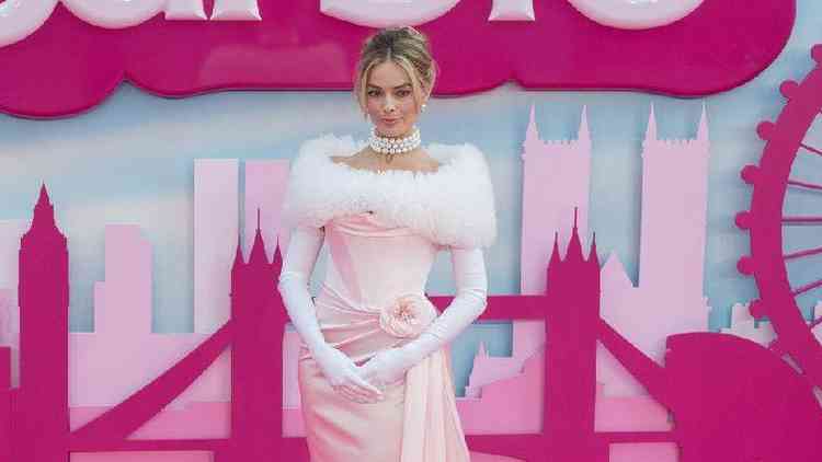 Margot Robbie usando vestido rosa inspirado na Barbie
