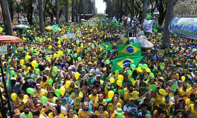 Manifestaes a favor do presidente Jair Bolsonaro (sem partido) na Praa da Liberdade, em Belo Horizonte 