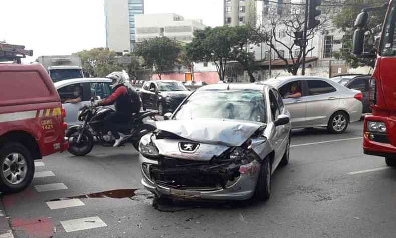 Carro que se envolveu em acidente com veculo do Corpo de Bombeiros(foto: Reproduo da internet/WhatsApp)