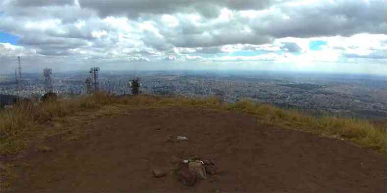 rea do Pico Belo Horizonte, a 1.390 metros, no cume da formao rochosa: do marco restou apenas a base de concreto, usada como apoio para fogueiras