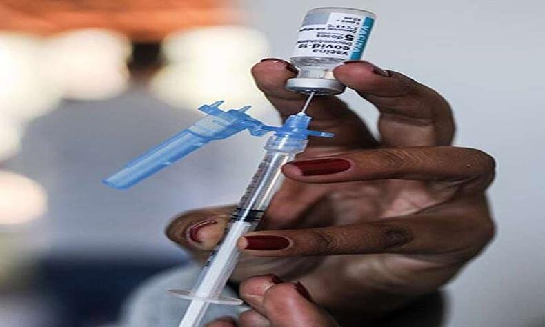 Variante pressiona o governo a reavaliar o intervalo de tr�s meses entre doses de vacinas aplicadas no Estado, como da Pfizer e da AstraZeneca.(foto: Leandro Couri/EM/D.A Press- 1�/7/21)