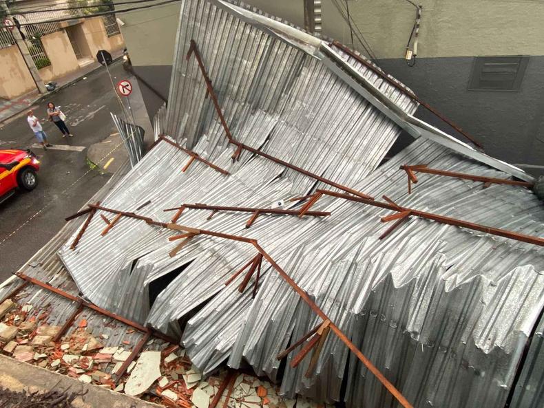 Até o momento não há registro de feridos(foto: CBMMG / Divulgação) Queda de telhado no Bairro Padre Eustáquio