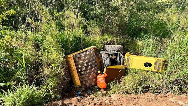 Acidente aconteceu durante a tarde dessa sexta-feira (25/11), no KM 92, na MG-050, em Itaúna(foto: CBMMG / Divulgação) Acidente envolvendo rolo compressor, em Itaúna