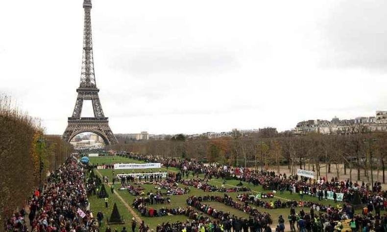 Manifesta��o reuniu 15 mil pessoas no gramado do Champ de Mars, sob a guarda das for�as de seguran�a(foto: Alain Jocard/Ag�ncias)