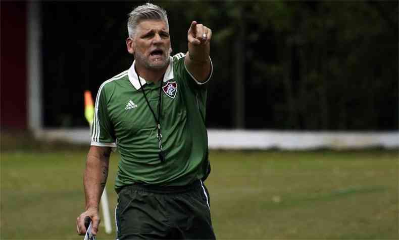 Hoje treinador do sub-20 do Fluminense, Lo sofreu apenas escoriaes leves(foto: Fluminense/Divulgao)