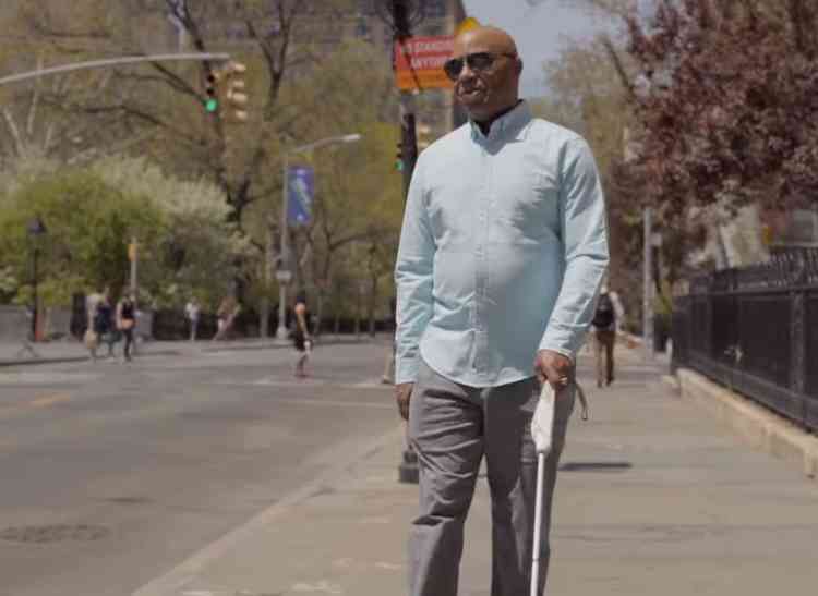 Cantor de jazz usa bengala we walk em rua nos EUA