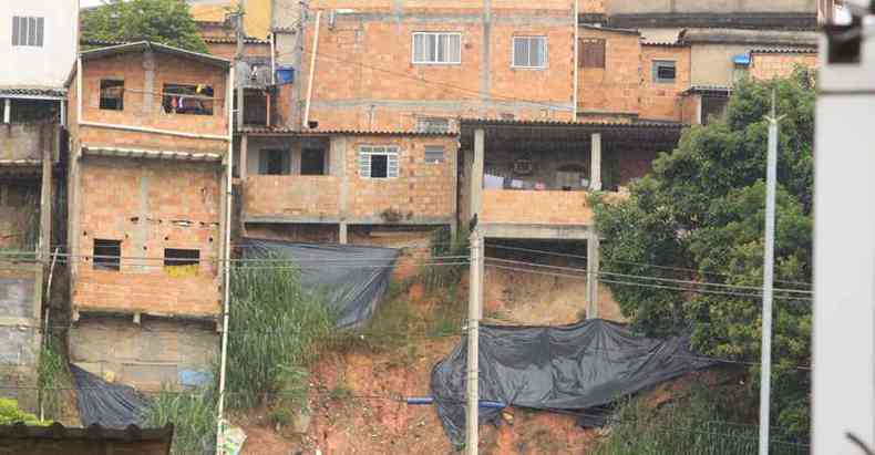 Em comunidades mais carentes, deslizamentos deixam imveis dependurados, enquanto em outras moradores tentam se resguardar cobrindo barrancos(foto: Edsio Ferreira/EM/DA Press)