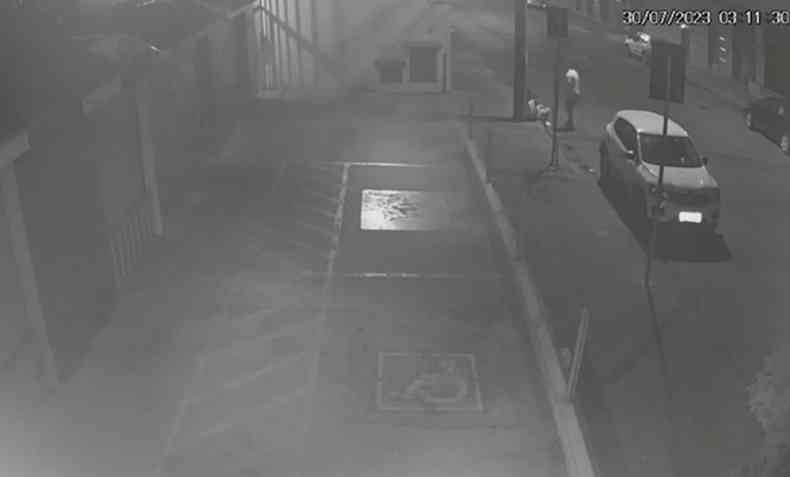 Câmeras de segurança mostram jovem sendo deixada desacordada na calçada por motorista de aplicativo