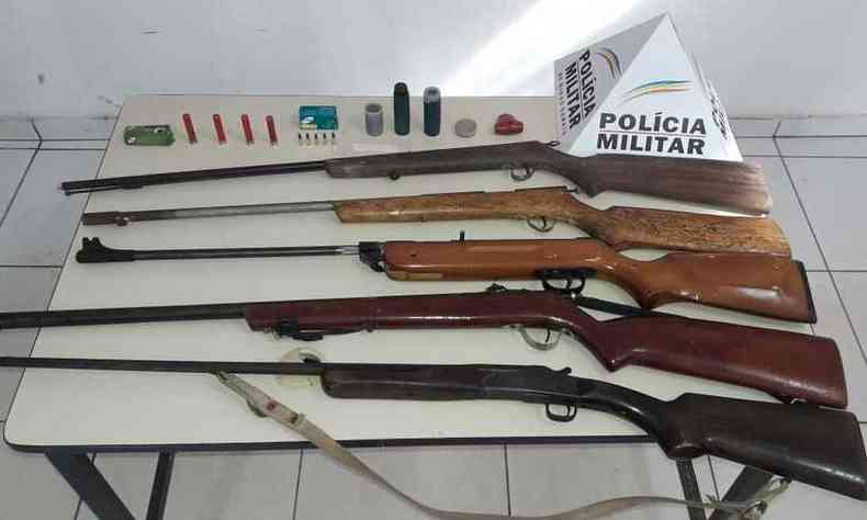 Caador era fornecedor de armas, que foram apreendidas pela polcia(foto: Polcia Militar/Reproduo)