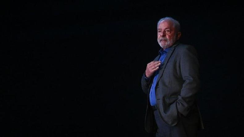 Lula caminhando, em frente a fundo preto
