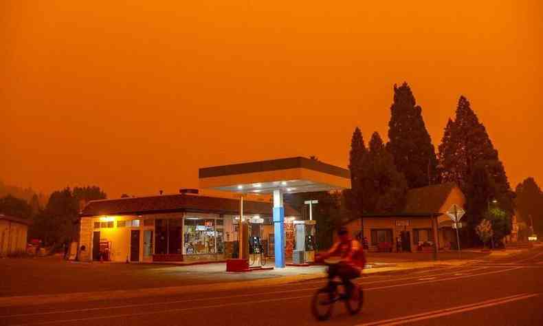 Cu da California est coberto pela fumaa do incndio Dixie, que j queimou cerca de 80 mil hectares(foto: JOSH EDELSON/AFP)