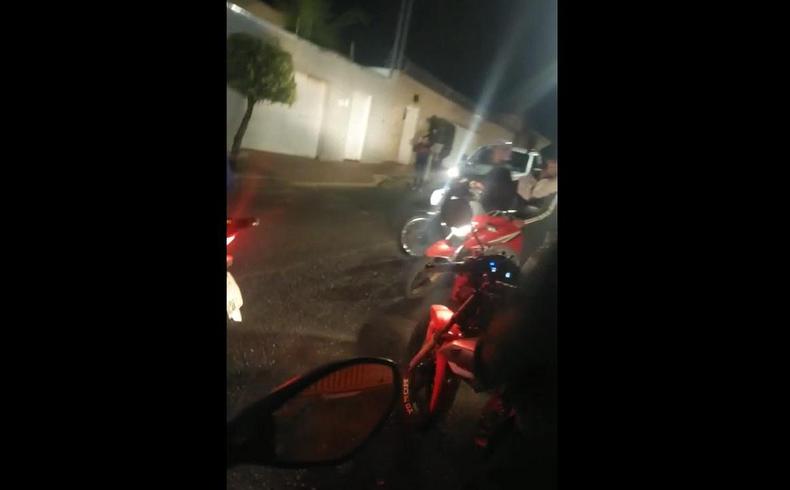 Entregadores protestaram na frente da casa do suposto agressor