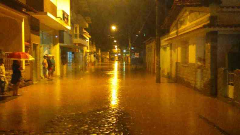 Em Lajinha, na Zona da Mata, a gua atingiu ruas e imveis(foto: Reproduo /WhatsApp)
