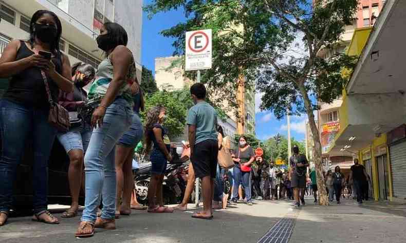 Consumidores formam fila no Centro de Belo Horizonte nesta Black Friday(foto: Jorge Lopes/EM/D.A Press)
