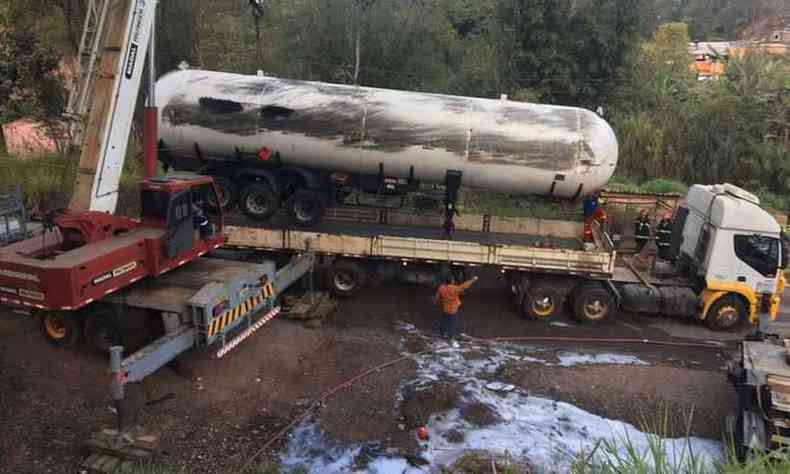 Em setembro, a BR-040 ficou fechada 16 horas devido a um acidente com carreta carregada com gs(foto: Corpo de Bombeiros JF/ Divulgao)