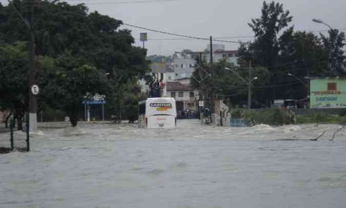 Uma das piores enchentes causadas na Cristiano Machado aconteceu em 2010, quando avenida virou um ribeiro no limite dos bairros Dona Clara e Primeiro de Maio(foto: Cristiane Silva/EM/D.A PRESS - 23/11/2010)