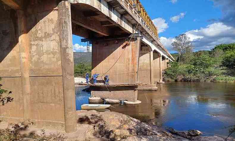 Um dos pilares da ponte sobre o Rio Jequitinhonha, em Mendanha, ter de ser substitudo