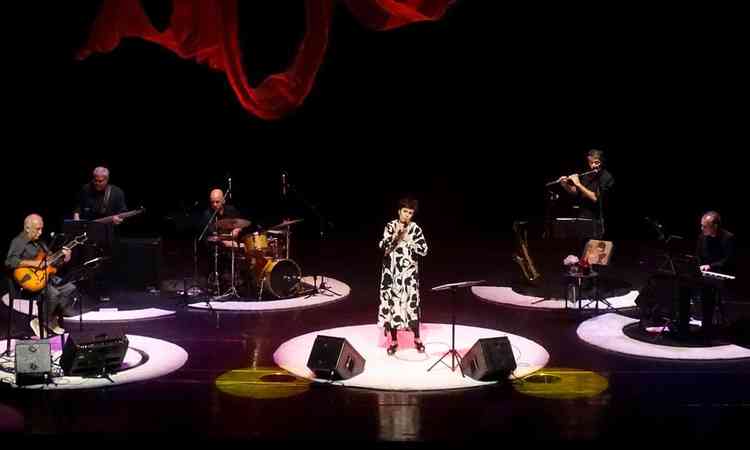 Leila Pinheiro, Roberto Menescal e quarteto no palco
