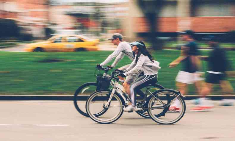 mulher e homem andando de bicicleta 