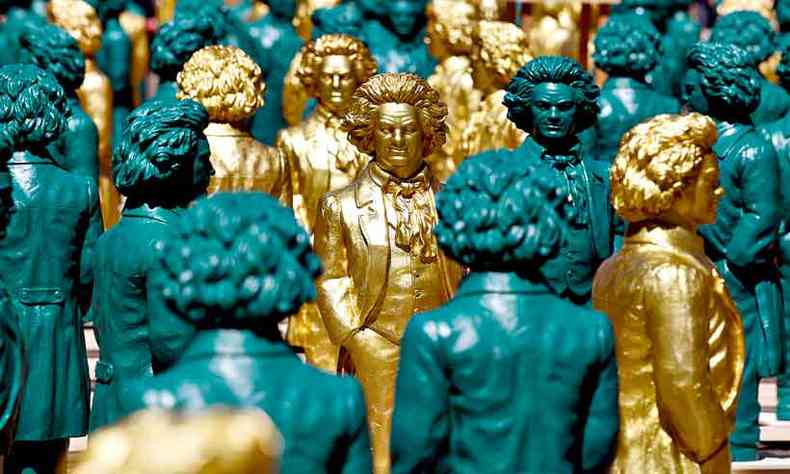 Esculturas de Beethoven feitas pelo artista Ottmar Hoerl em exibio em Bonn, cidade natal do compositor(foto: INA FASSBENDER/AFP)
