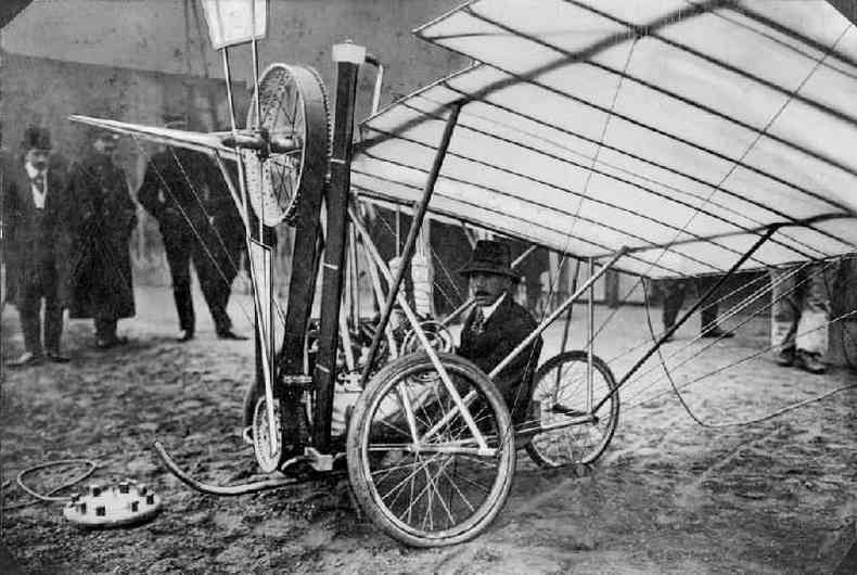 Santos Dumont a bordo de um de dois muitos dirigveis que inventou