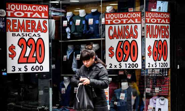 Lojas de Buenos Aires fazem promoes para tentar aquecer as vendas: comrcio argentino espera que injeo de dinheiro ajude a movimentar a economia(foto: cRONALDO SCHEMIDT/AFP)