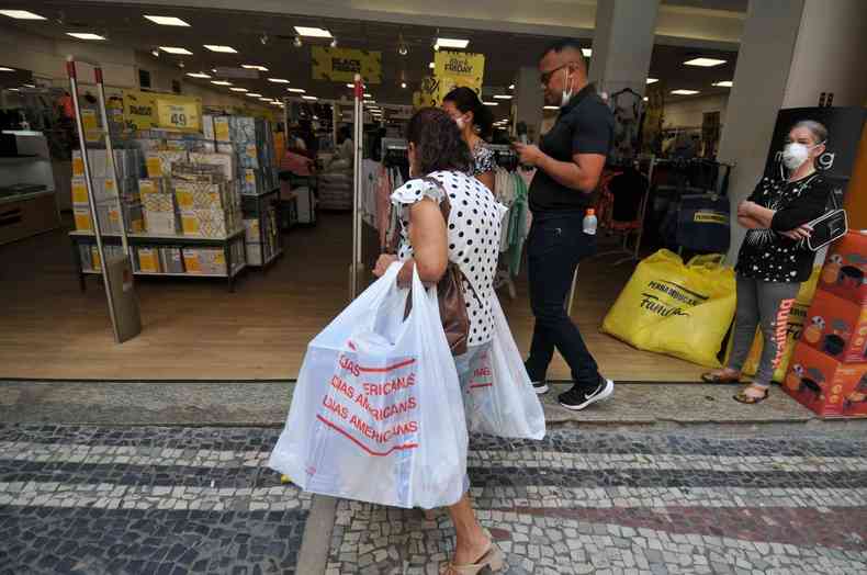 Mulher fazendo compras no centro de BH