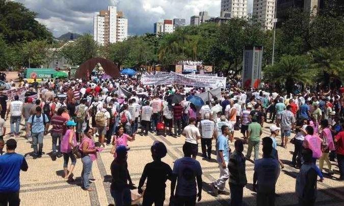 Agentes de seguran�a iniciam passeata at� a Pra�a da Liberdade(foto: Jo�o Henrique do Vale/EM/D.A Press)