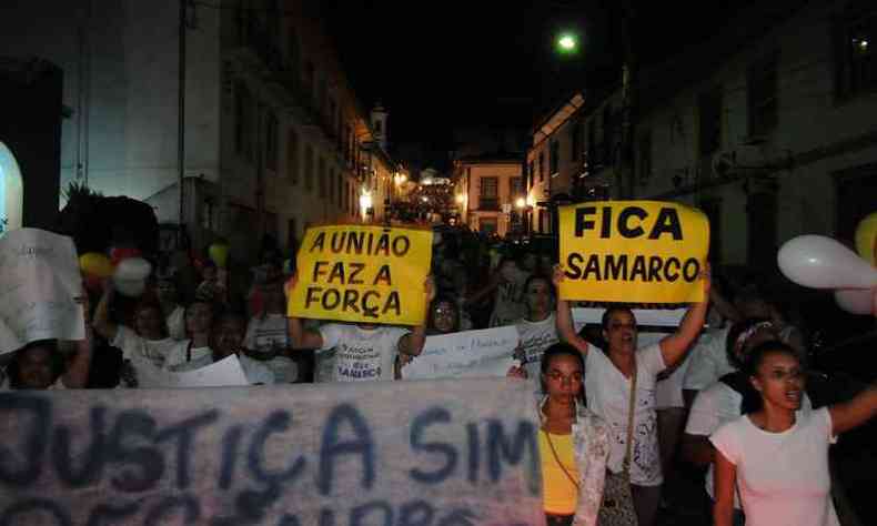Manifestantes clamam por Justia, mas pedem manuteno de trabalhos da Samarco(foto: Jair Amaral/EM/D.A Press)