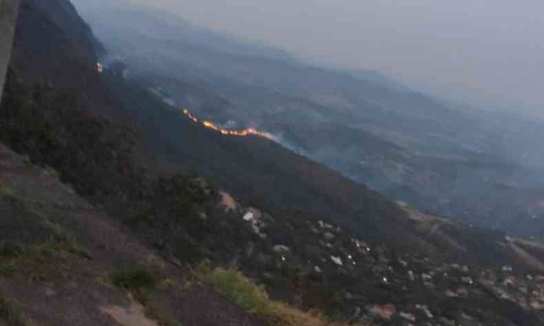 Fogo na Serra da Moeda nessa segunda(foto: Corpo de Bombeiros/Divulgao)
