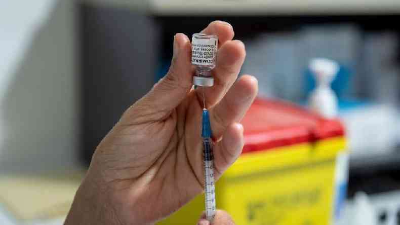 Especialistas dizem que vrios fatores esto obstruindo a distribuio global das vacinas da Covid(foto: Getty Images)