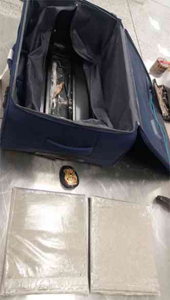 Polcia encontrou drogas na mala de uma mulher de 24 anos, escondidas em fundo falso(foto: Polcia Federal/Divulgao)
