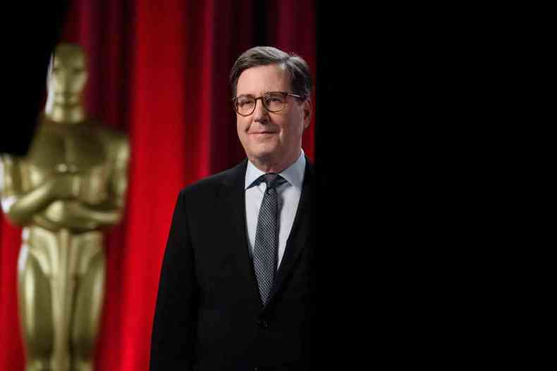 David Rubin, presidente da Academia de Artes e Cincias Cinematogrficas, posa em cenrio vermelho ao lado de imagem do Oscar 