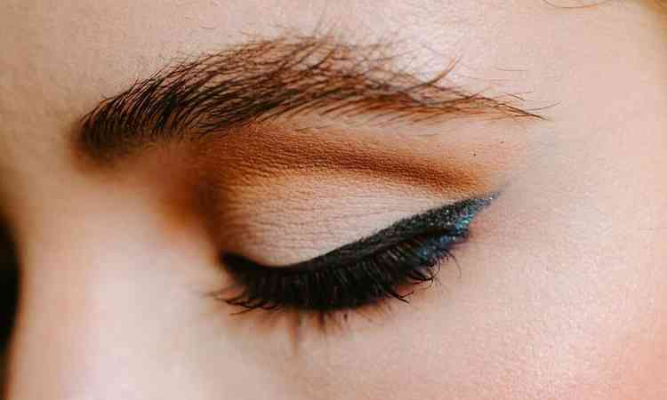 olho de mulher com delineador preto estilo gatinho