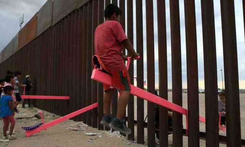 As gangorras foram instaladas no muro entre as cidades de Ciudad Jurez (Mxico) e El Paso (Texas, Estados Unidos) (foto: Luis Torres/AFP)
