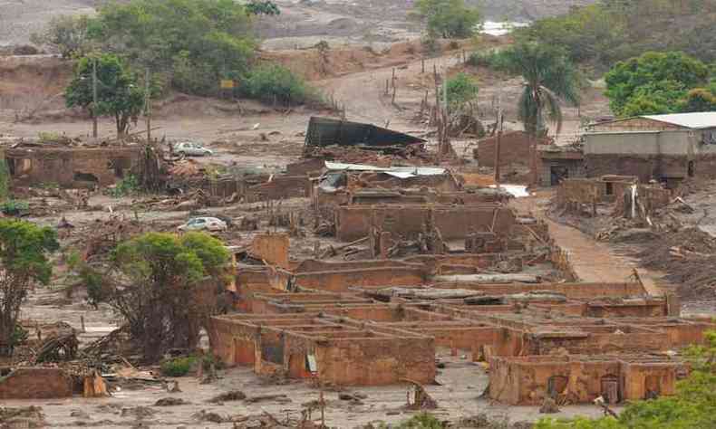 O distrito de Bento Rodrigues, em Mariana, ficou completamente destrudo aps o rompimento de duas barragens de rejeitos da mineradora Samarco(foto: Euler Junior/EM/D.A Press)