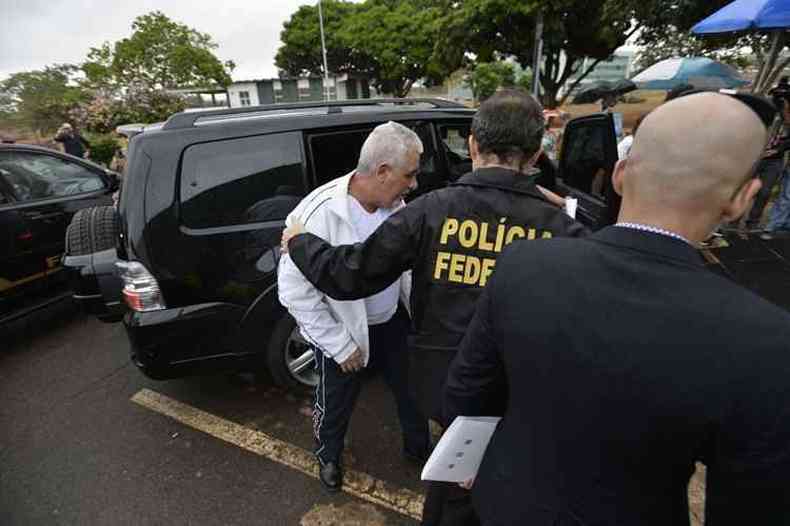 Pizzolato sendo escoltado pela polcia para ser levado para o Complexo da Papuda(foto: Breno Fortes/CB/D.A Press)