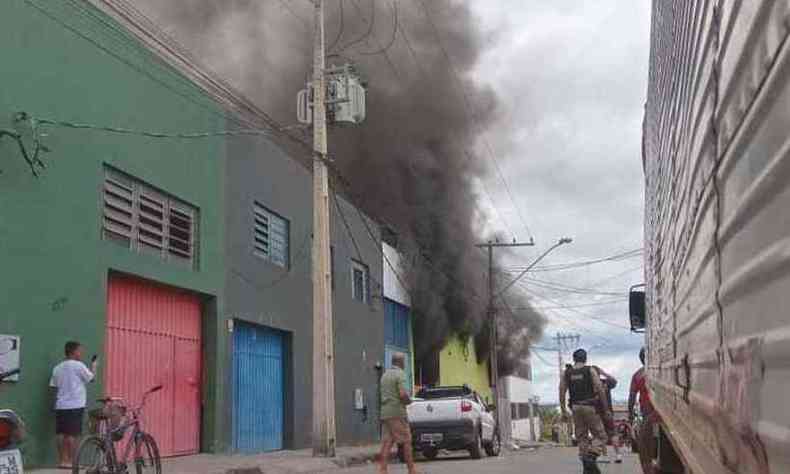 Incndio deixou dois mortos e uma vtima em estado grave(foto: Redes Sociais)