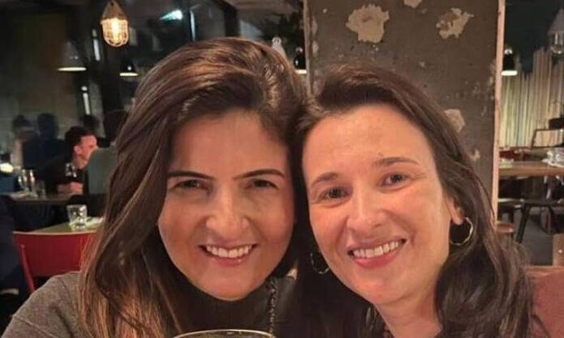 As duas brasileiras, lado a lado, sorriem para a foto