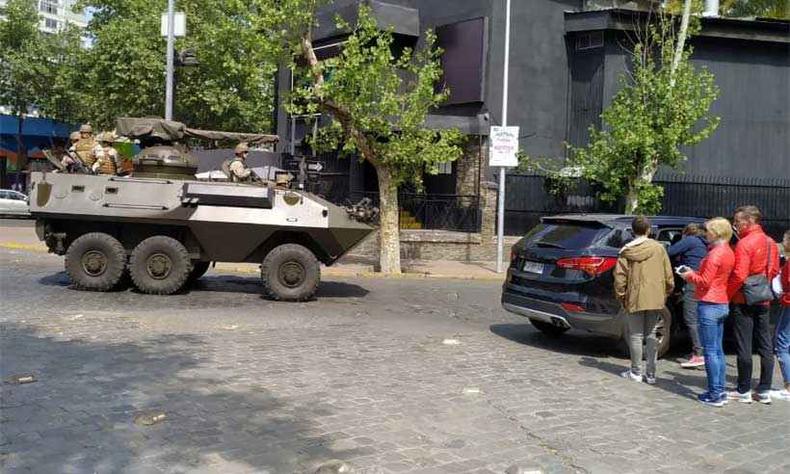 Militares patrulham ruas de Santiago neste domingo (foto: Rogério Vilela Gonzaga/Divulgação) Militares patrulham ruas de Santiago neste domingo (foto: Rogério Vilela Gonzaga/Divulgação)