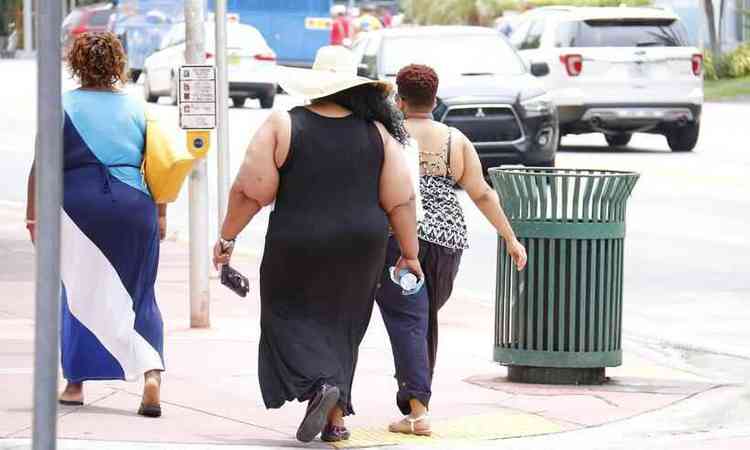 trs mulheres obesas andando na rua
