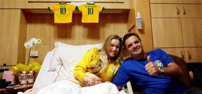 Acio Neves e a esposa Letcia Weber, de 34 anos, acompanhando a partida entre Brasil e Crocia(foto: Orlando Brito/Divulgacao )
